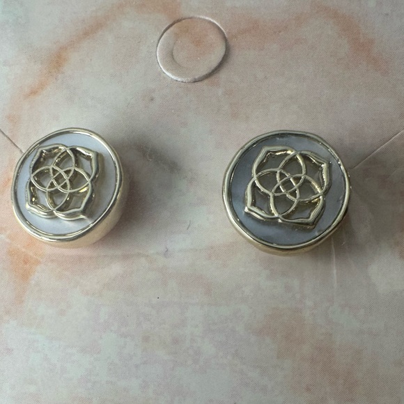 NWOT Kendra Scott Dira Coin Gold Tone Stud Earrings - Picture 2 of 3